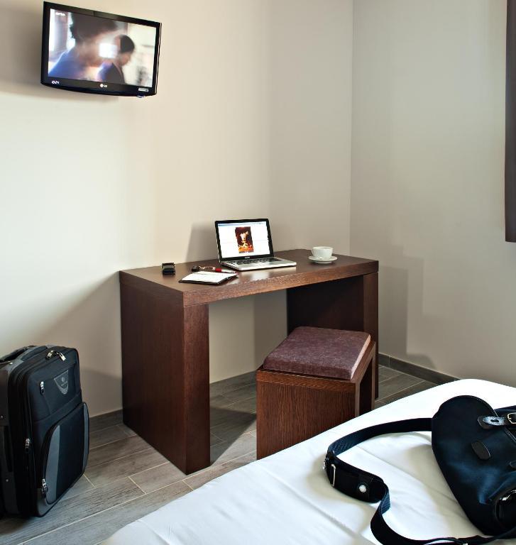 Hotel Le Ya'Tis Saint-Laurent-des-Arbres Habitación foto