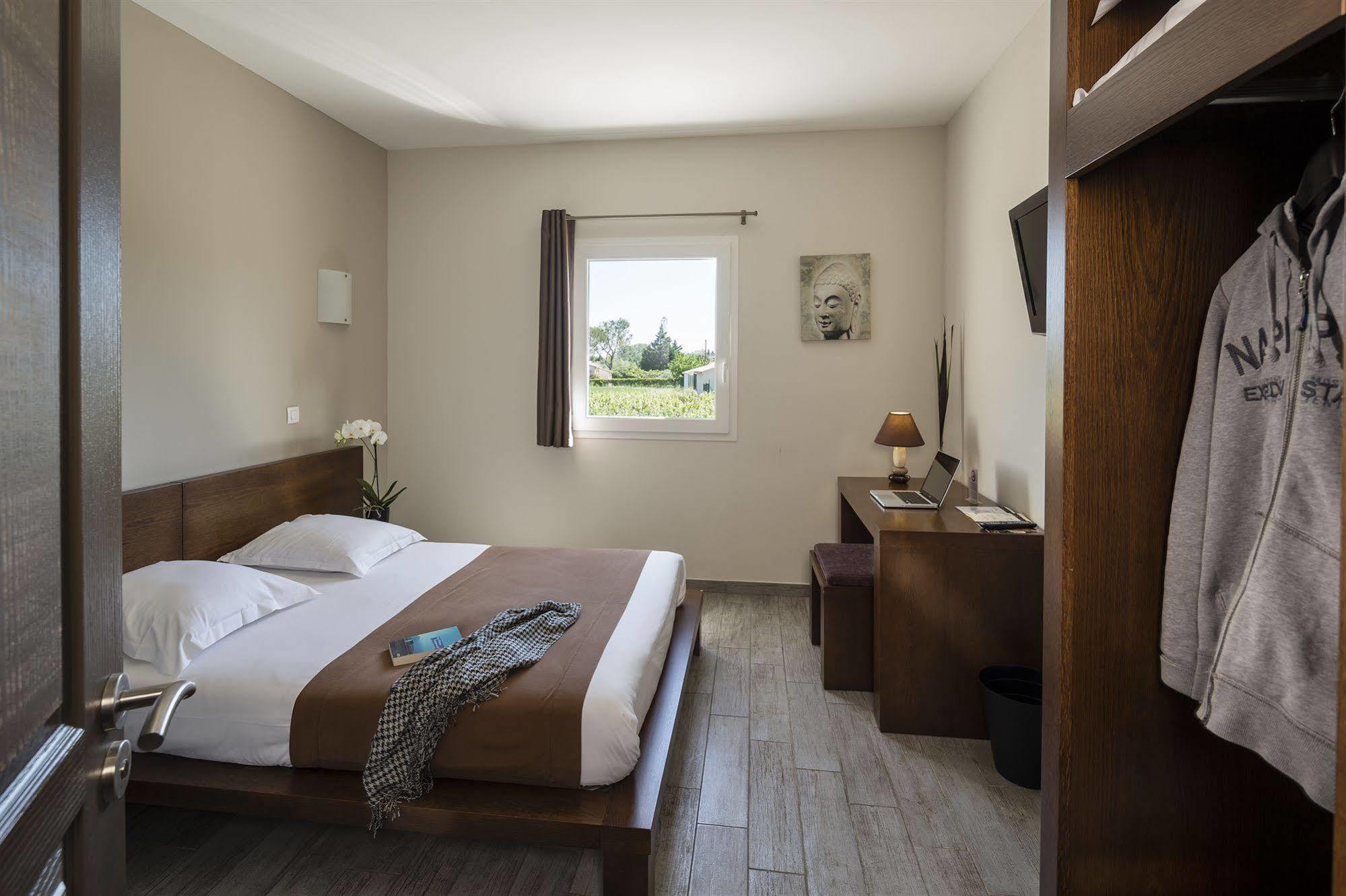 Hotel Le Ya'Tis Saint-Laurent-des-Arbres Exterior foto