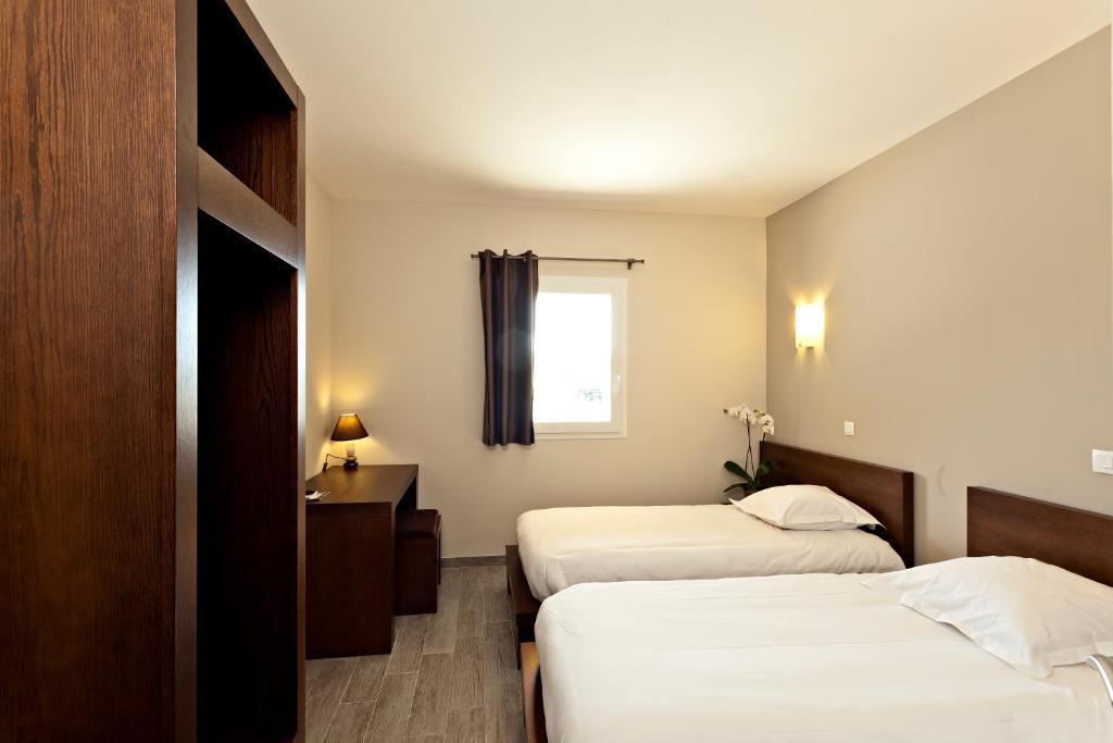 Hotel Le Ya'Tis Saint-Laurent-des-Arbres Habitación foto